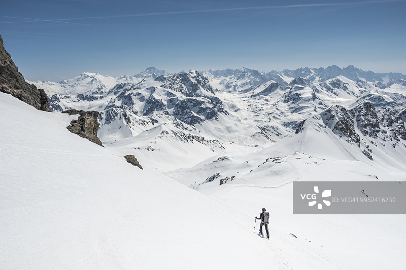 雪山山谷中的登山者图片素材