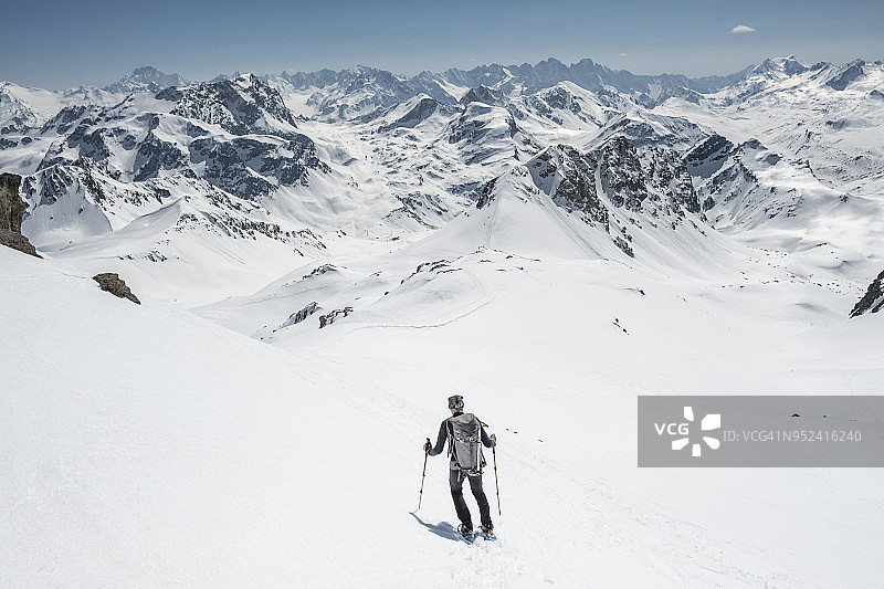 雪山山谷中的登山者图片素材