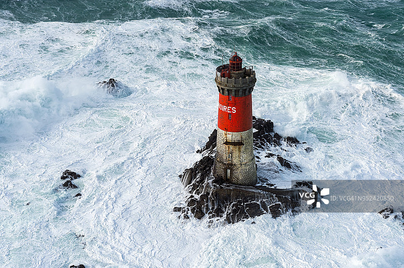 布列塔尼风暴中巨浪拍打灯塔的航拍景观图片素材