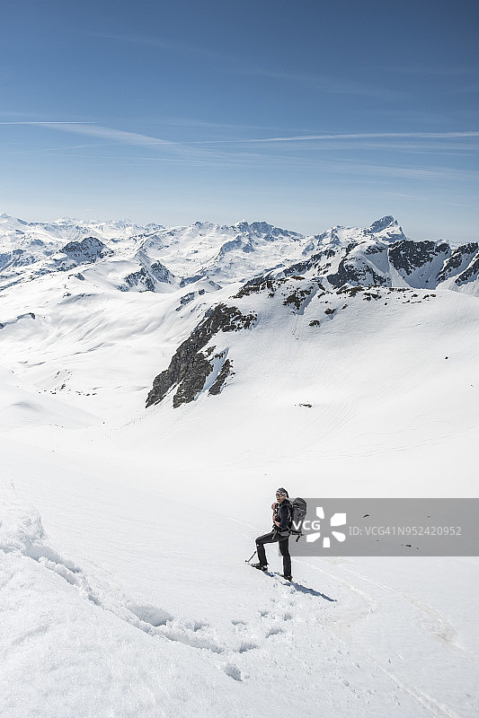 雪山山谷中的登山者图片素材