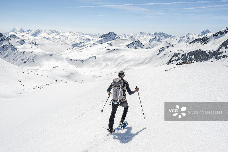 登山者在白雪皑皑的山谷中行走图片素材