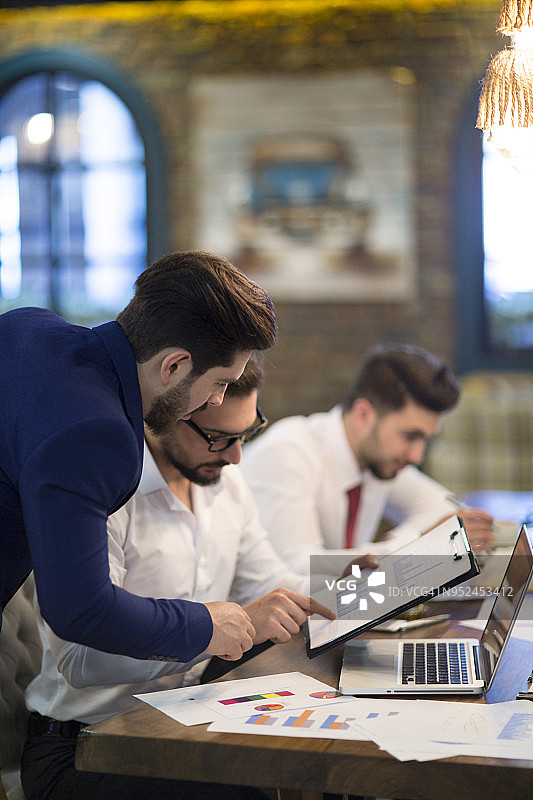 商务人士会议策划战略分析概念笔记本电脑会议图片素材