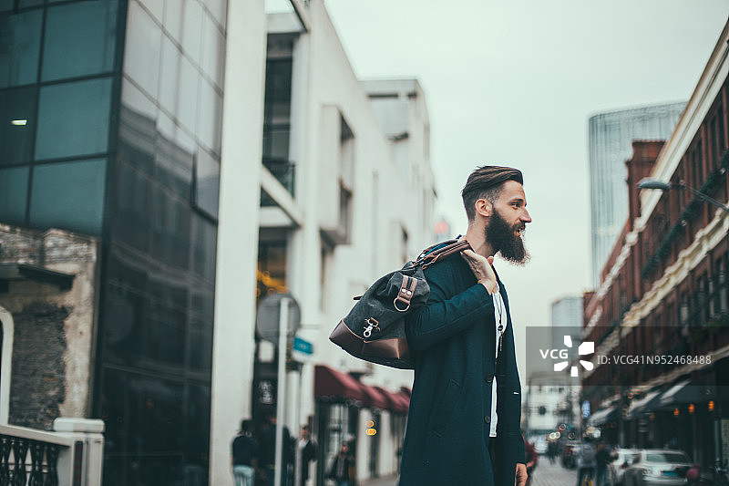 街上拎着包的男人图片素材
