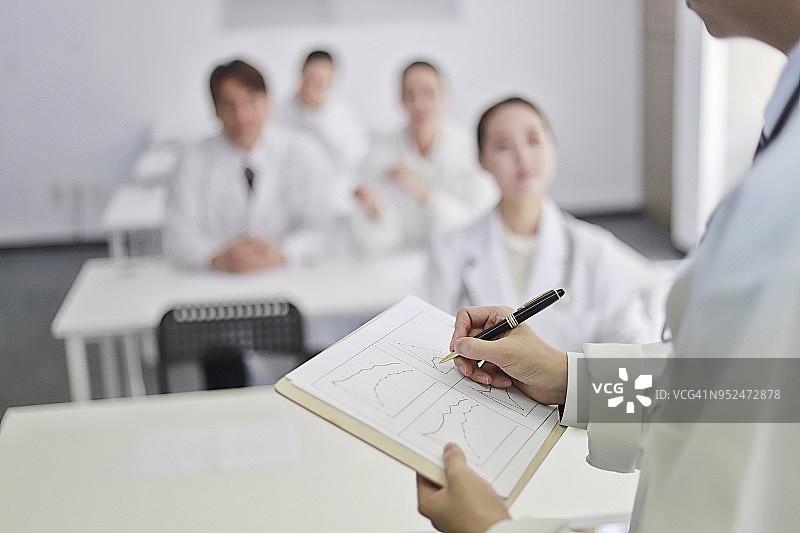 医生在会议中记录图片素材