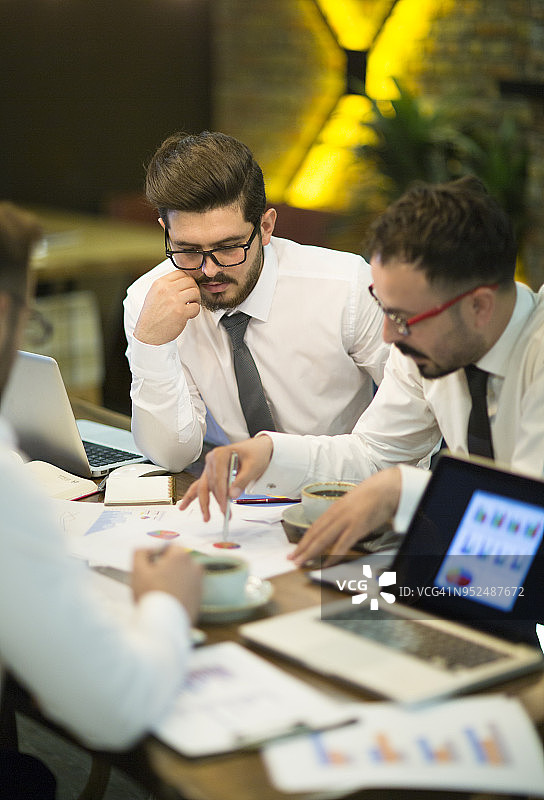 商务人士会议策划战略分析概念笔记本电脑会议图片素材