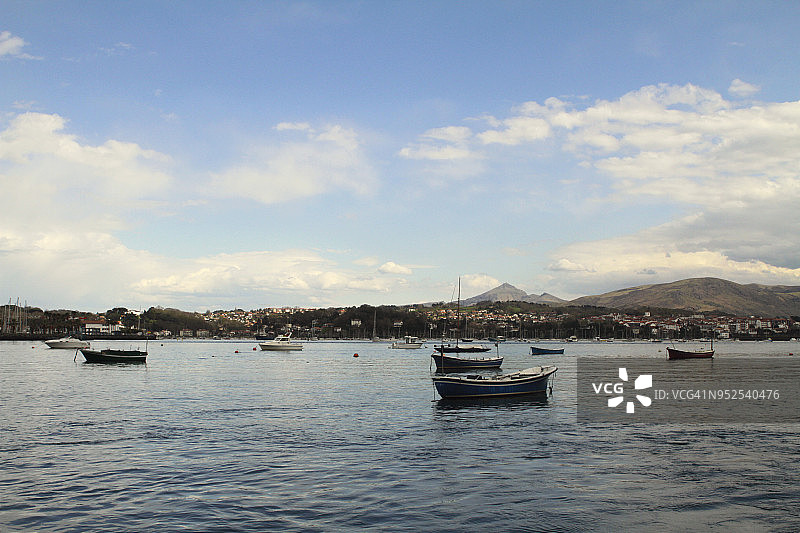 日落时海上的帆船图片素材