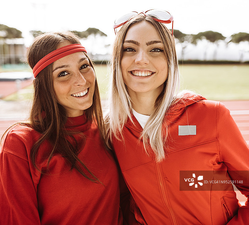 朋友们在体育场玩得很开心图片素材