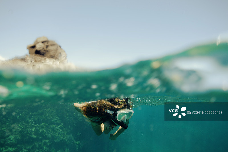 在夏威夷可爱岛北部哈纳雷附近浮潜，在美丽的风景中享受生活图片素材