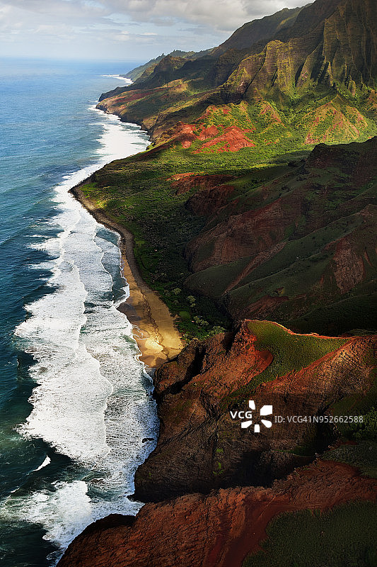 夏威夷考艾岛纳帕利海岸线的竖版景观图片素材