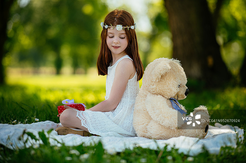 玩泰迪熊的小女孩图片素材