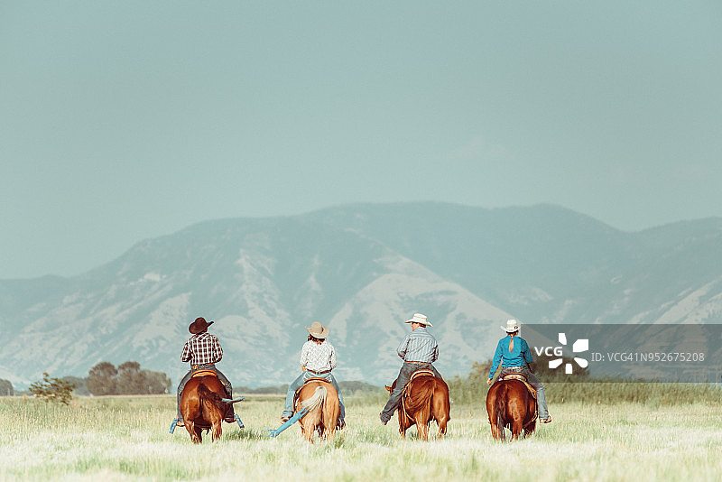 朋友们骑马图片素材