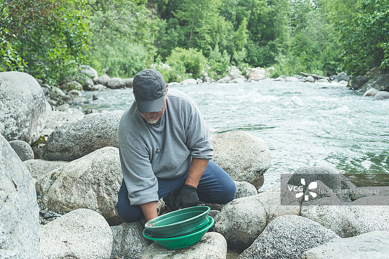 男子在阿拉斯加寻找黄金图片素材