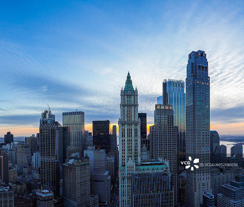 曼哈顿市中心主要摩天大楼的空中鸟瞰：伍尔沃斯大厦、交通大厦、巴克莱大厦等图片素材