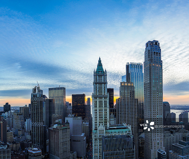 曼哈顿市中心主要摩天大楼的空中鸟瞰：伍尔沃斯大厦、交通大厦、巴克莱大厦等图片素材