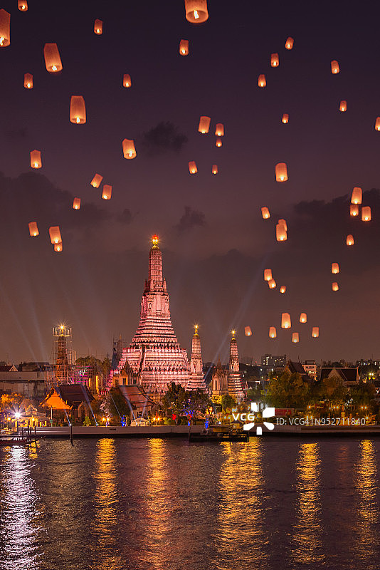 黎明时分郑王庙上空的天灯图片素材