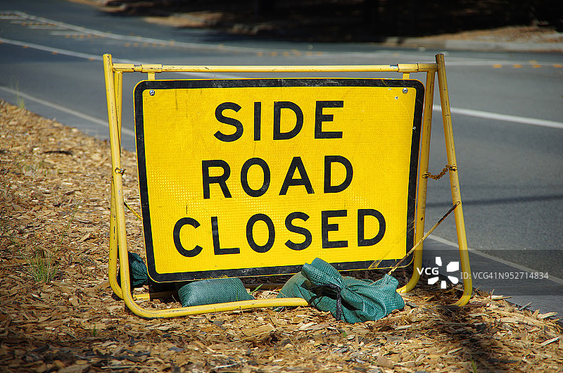 道路旁边的道路封闭标志图片素材