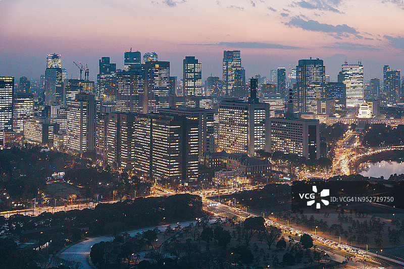 东京暮色下的天际线图片素材
