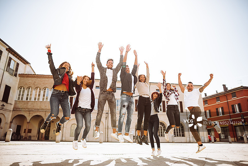 朋友们在城市里一起跳跃图片素材