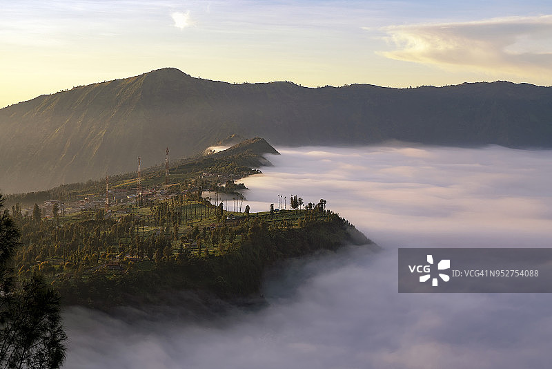 日出时分印度尼西亚东爪哇布罗莫腾格尔塞梅鲁国家公园的塞莫罗拉旺村的低云图片素材