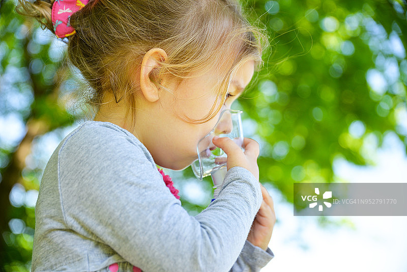 在公园使用哮喘吸入器的女孩图片素材