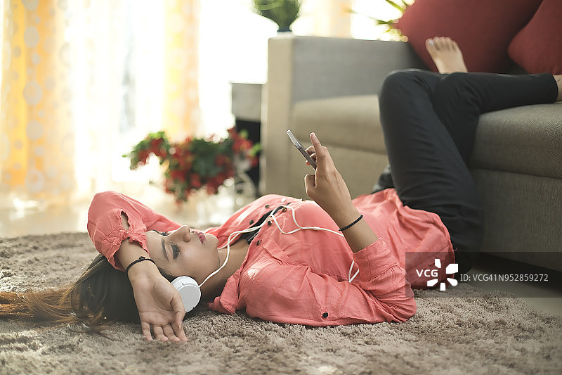 女人在家听音乐图片素材