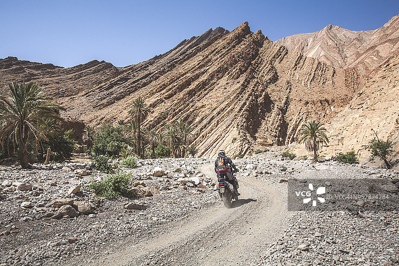 摩洛哥阿吉纳内峡谷的探险摩托车图片素材