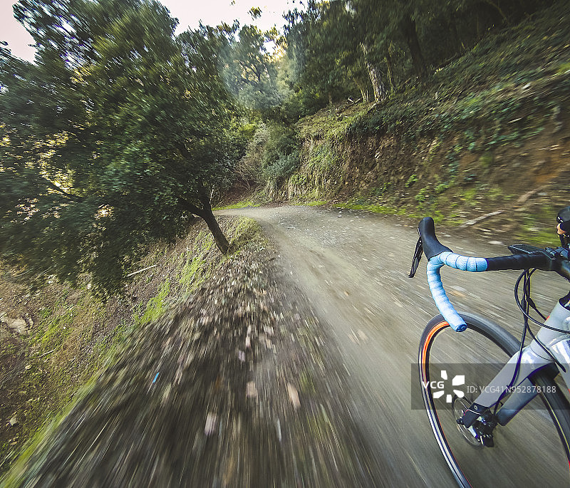 在巴塞罗那Collserola公园的碎石路骑行图片素材