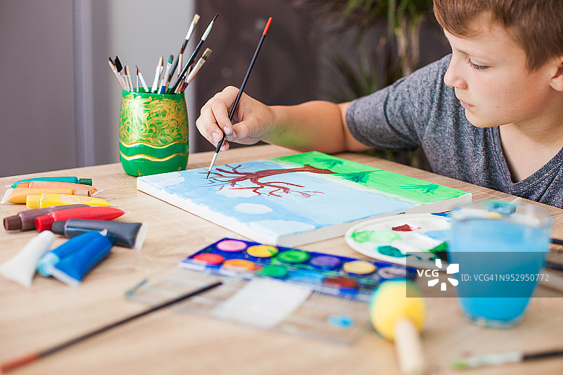 男孩在家绘画图片素材