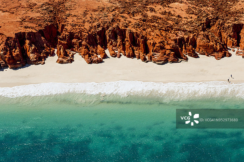 从直升机上俯瞰西澳大利亚西北部勒韦克角白色沙滩、碧绿的海洋和引人注目的红色库尔贾曼悬崖图片素材