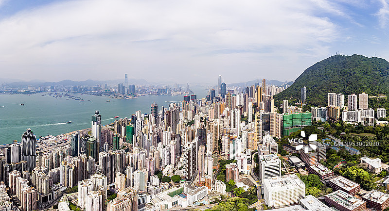 香港港口与山脉之间的香港岛航拍图片素材
