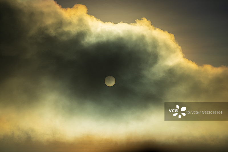 印度尼西亚滕格尔国家公园：布罗莫火山和塞梅鲁火山的日出烟雾图片素材