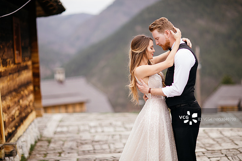 户外拥抱的婚礼情侣图片素材