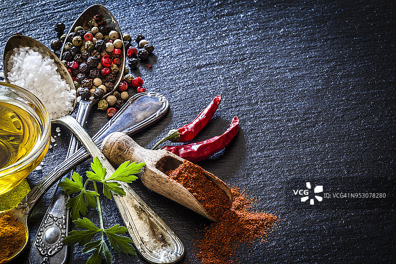 黑色石板背景上的香料图片素材
