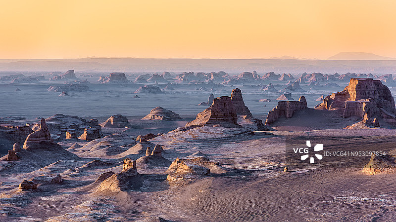 伊朗克尔曼省卡卢特沙漠的壮丽景色图片素材