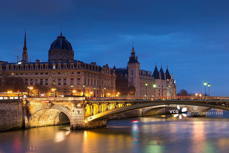 巴黎的夜幕降临与巴黎圣母院图片素材