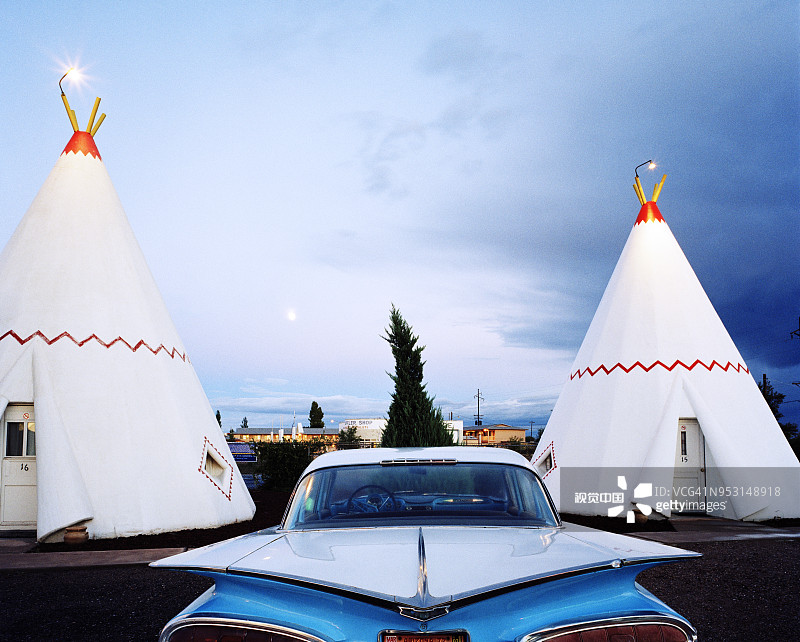 美国66号公路上的经典汽车图片素材