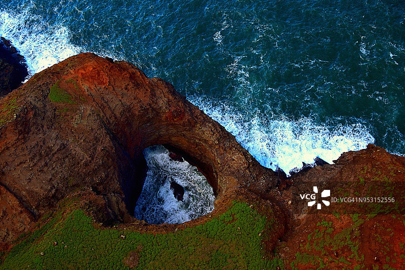 考艾岛开放式天花板海蚀洞图片素材