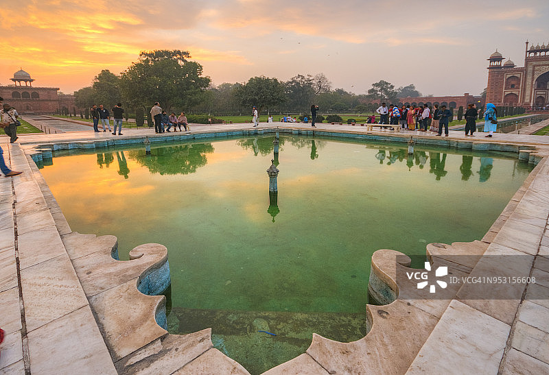 日出时泰姬陵建筑群内的装饰池，阿格拉图片素材