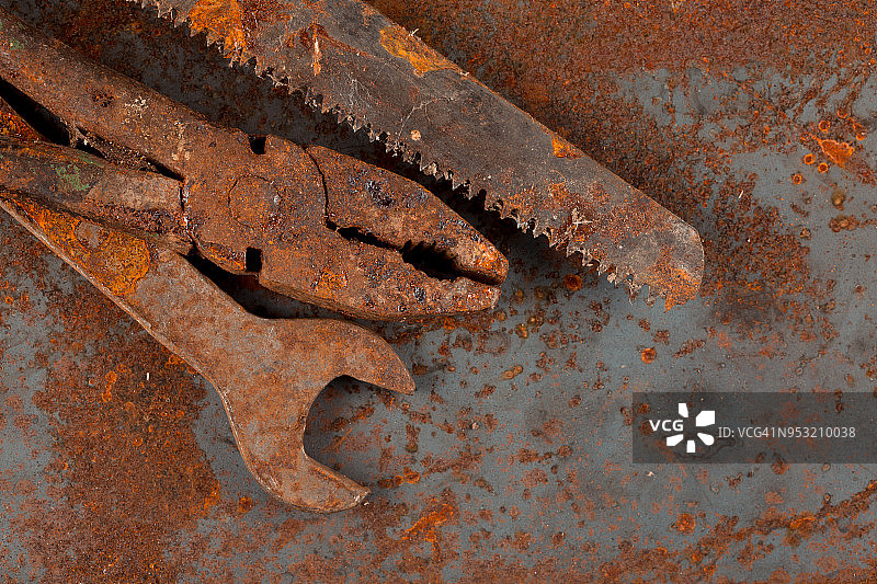 一套脏污的旧工具：锁匠和金属加工车间的设备图片素材