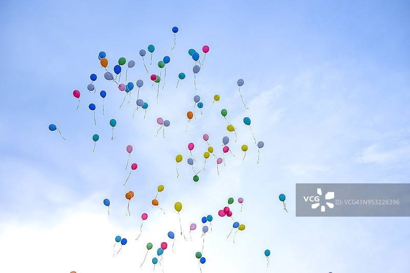 蓝天上飞舞的彩色气球 - 婚礼仪式图片素材