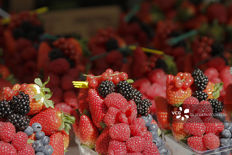 布拉格街头市场上出售的草莓、樱桃和蔓越莓特写图片素材