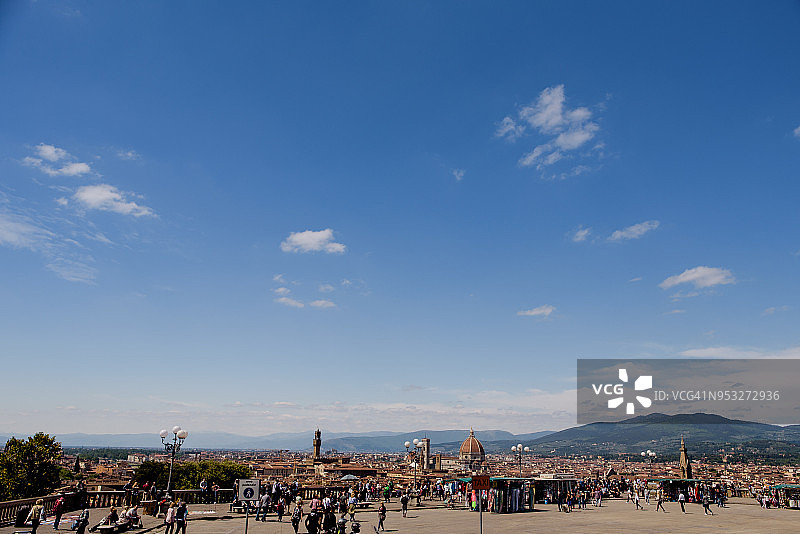 在米开朗基罗广场观看佛罗伦萨景色的人群图片素材