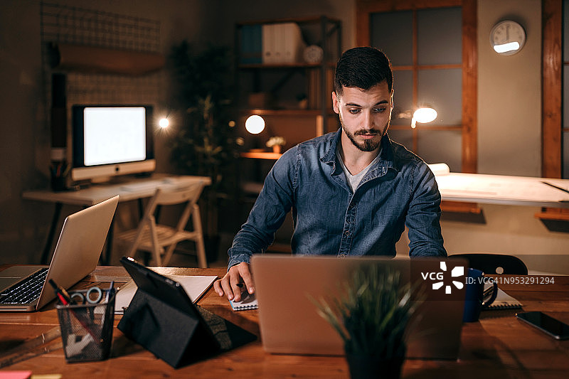 晚上在办公室工作的疲惫的男人图片素材