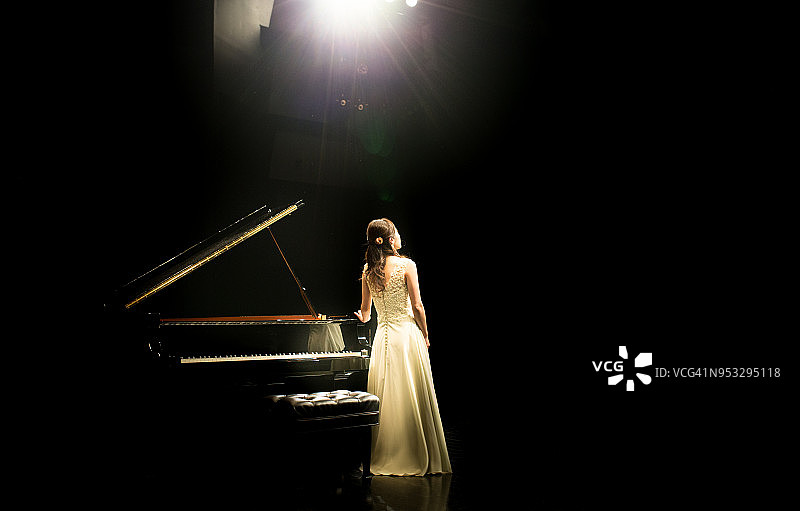 舞台上的钢琴家图片素材
