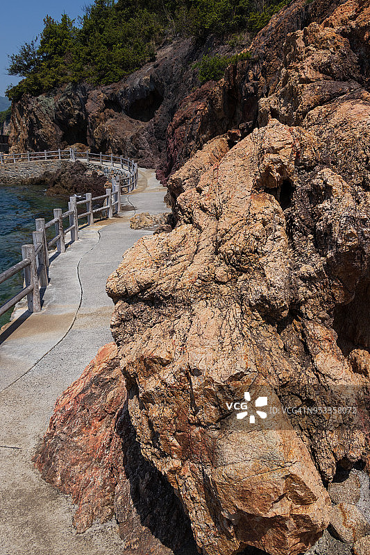 岩石海岸线上的小路图片素材