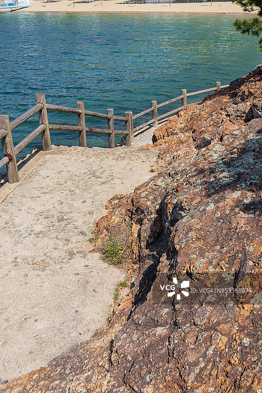 岩石海岸线上的小路图片素材
