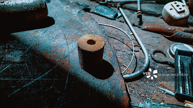 金属车间里的圆形金属件图片素材