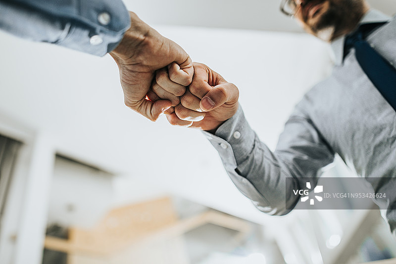 碰拳问候图片素材