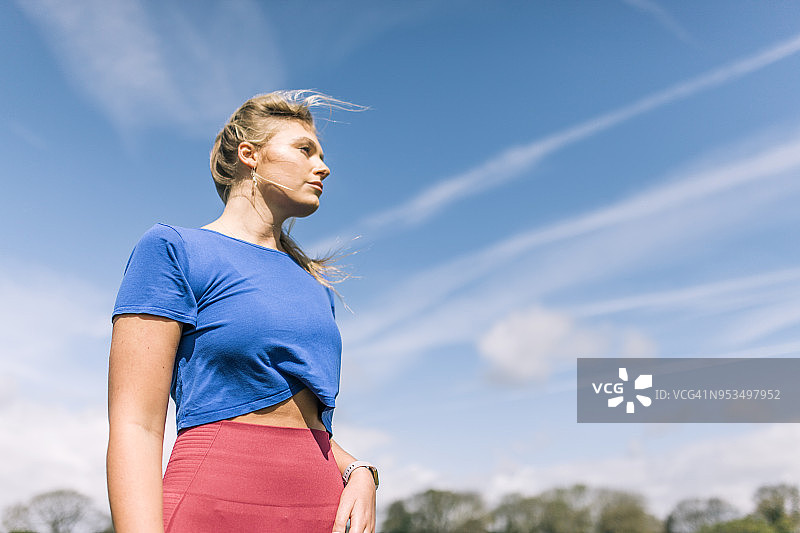 站在公园里的女孩图片素材