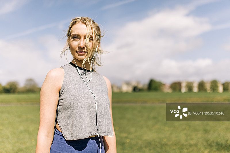 公园里的慢跑者图片素材